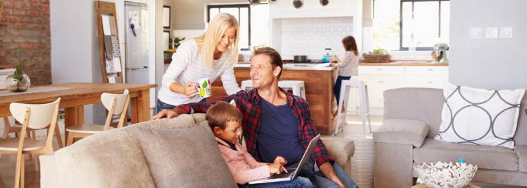 Gezin in de woonkamer op de bank