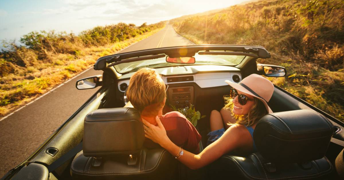 Cabrio met stel rijdt over de weg