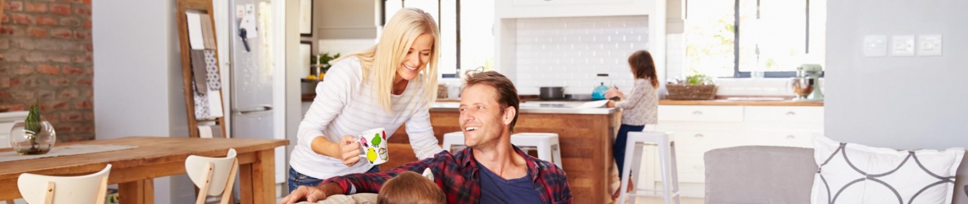 Gezin in de woonkamer op de bank